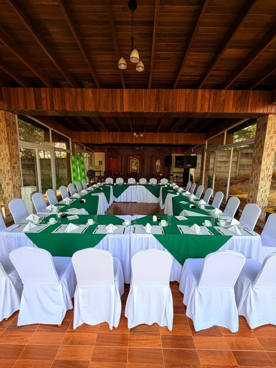 Montaje real de catering preparado para una reunión en Petén