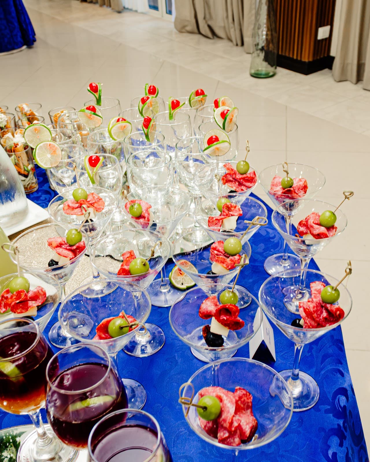 Cócteles y bocadillos preparados por el servicio de catering de Hoteles de Petén