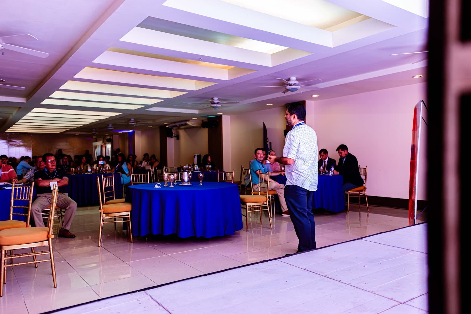 Presentación corporativa realizada en un salón de Hoteles de Petén