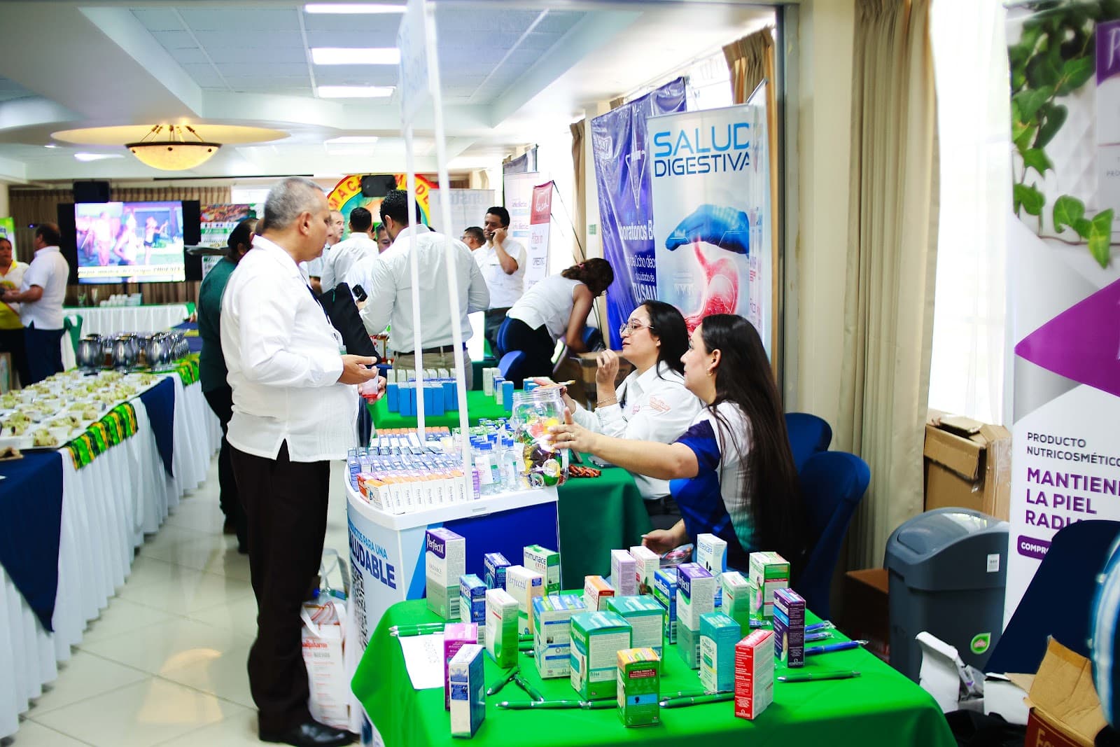 Encuentro corporativo realizado en un salón de Hoteles de Petén