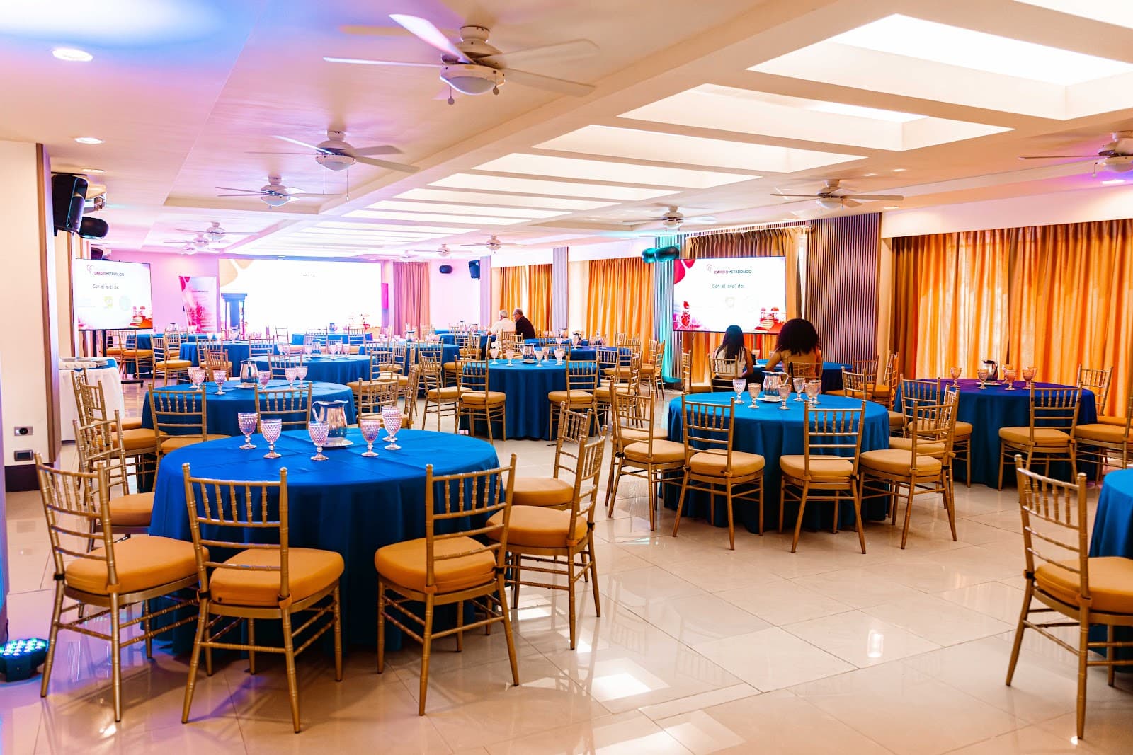 Salón de Hoteles de Petén preparado para un evento corporativo