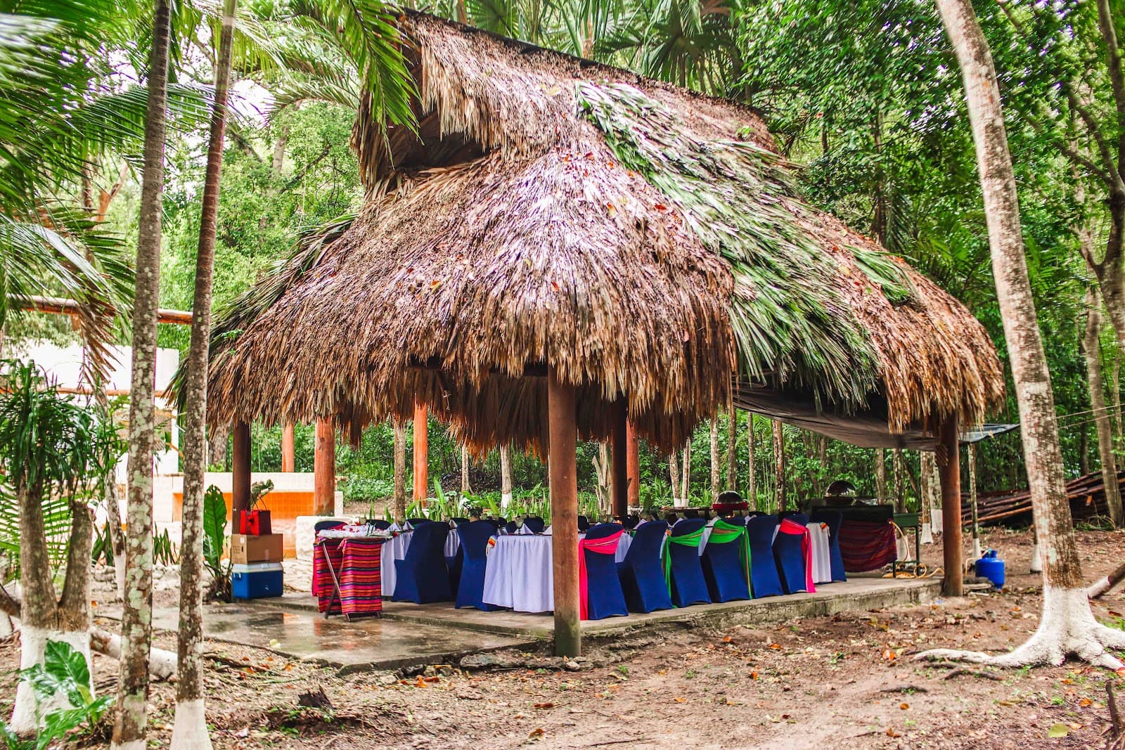 Pabellón de El Mesón preparado para un evento entre la selva de Tikal