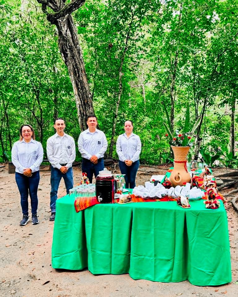 Equipo de El Mesón preparado para atender el catering oficial