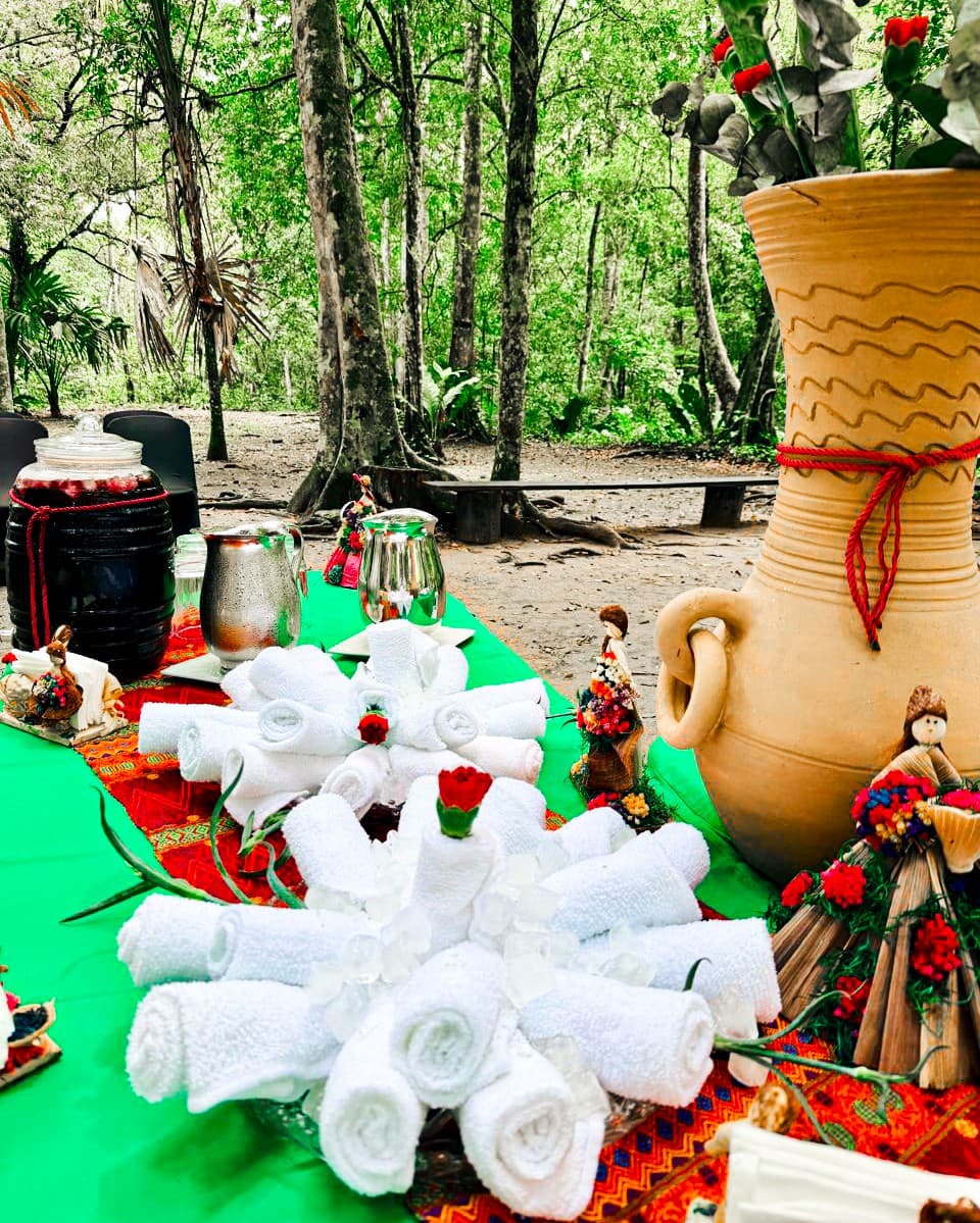 Detalle del montaje de bebidas y amenidades para la visita oficial